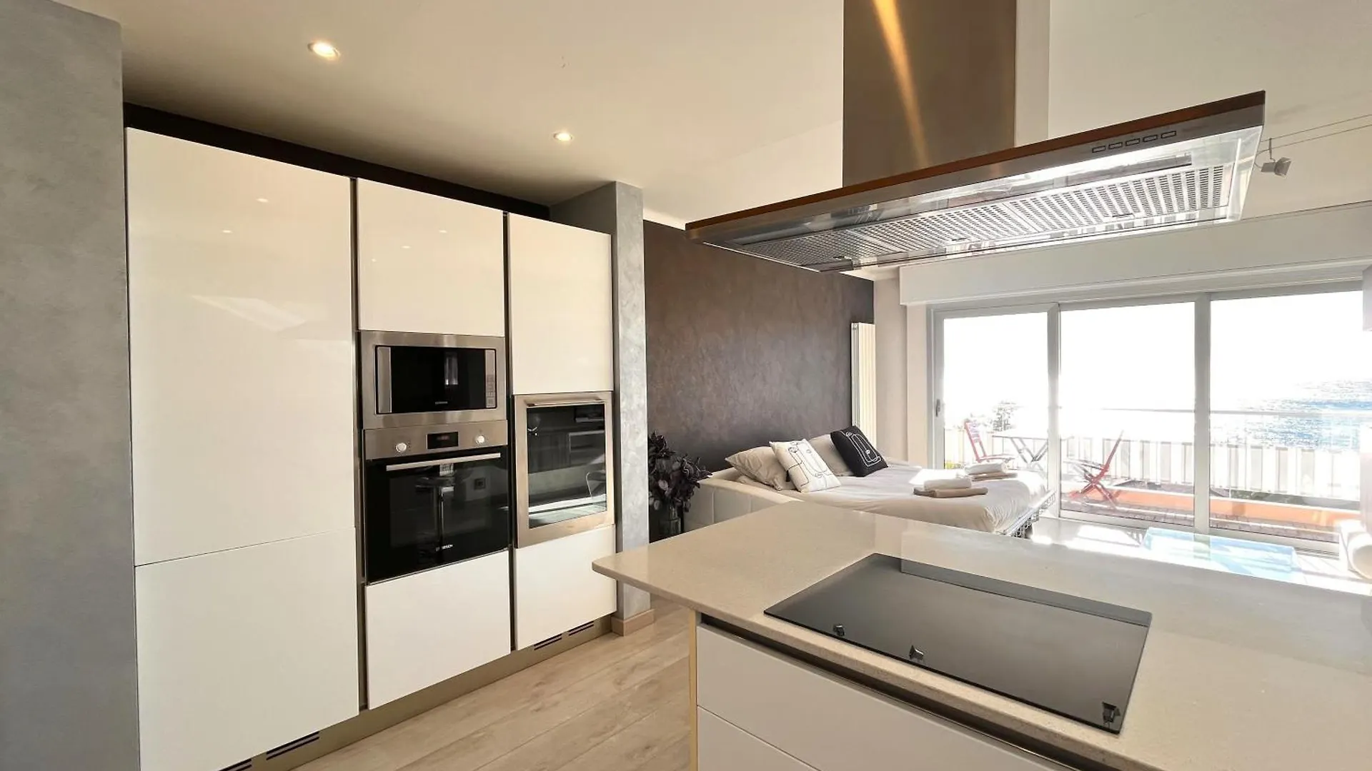 Elegant Apartment With Sea View And Menton