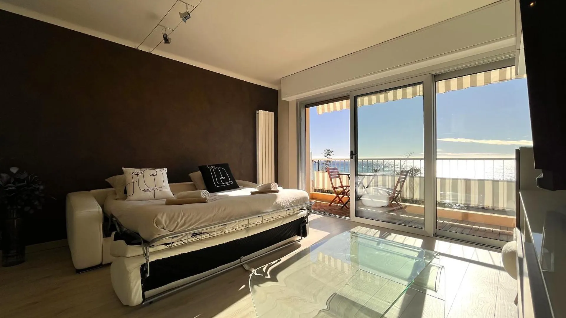 Elegant Apartment With Sea View And Menton