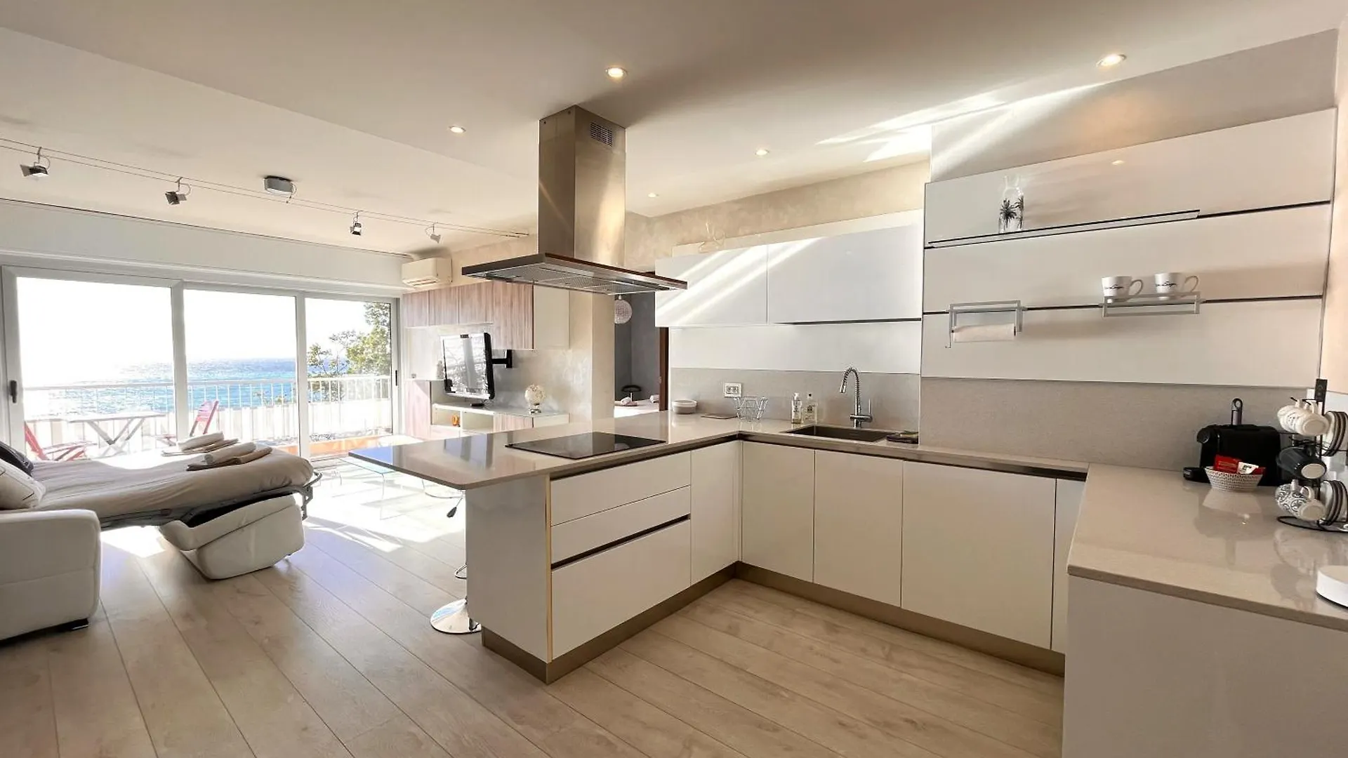 Elegant Apartment With Sea View And Menton