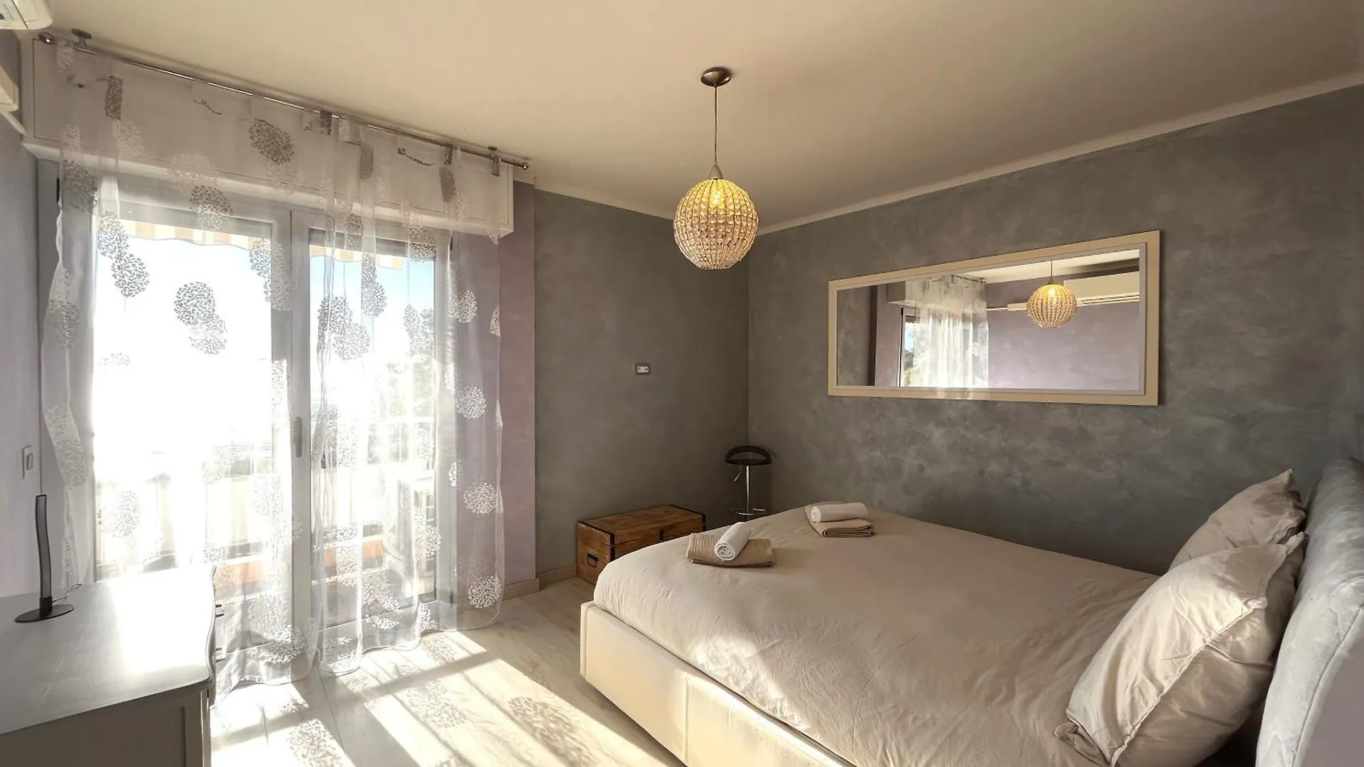 Elegant Apartment With Sea View And Menton